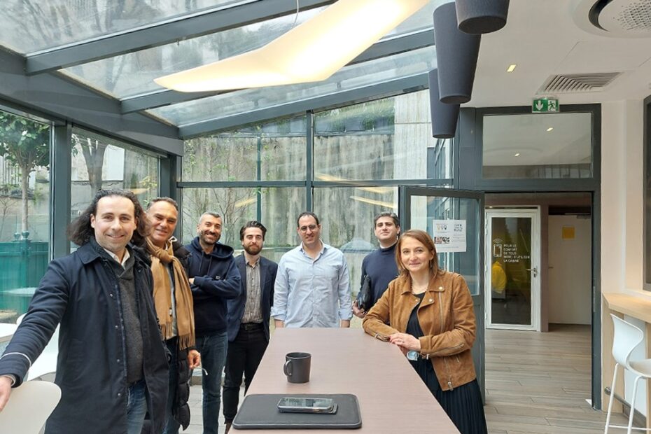 7 personnes souriantes autour d'une table au Neuilly Lab